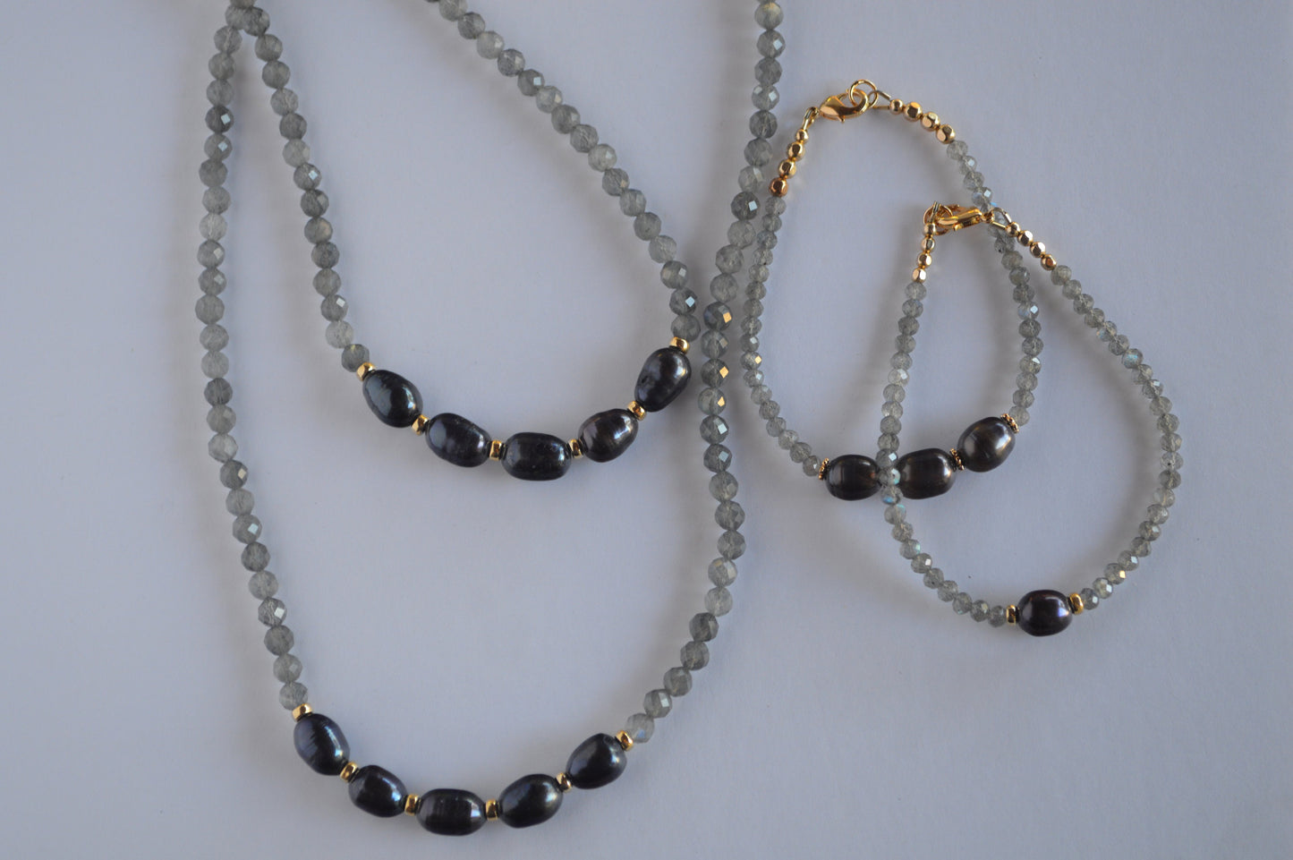 Sparkling Labradorite Highgrade AAA Gemstones and Black Freshwater Pearl Bracelet. 18K GF Clasp and Beads. Handmade.