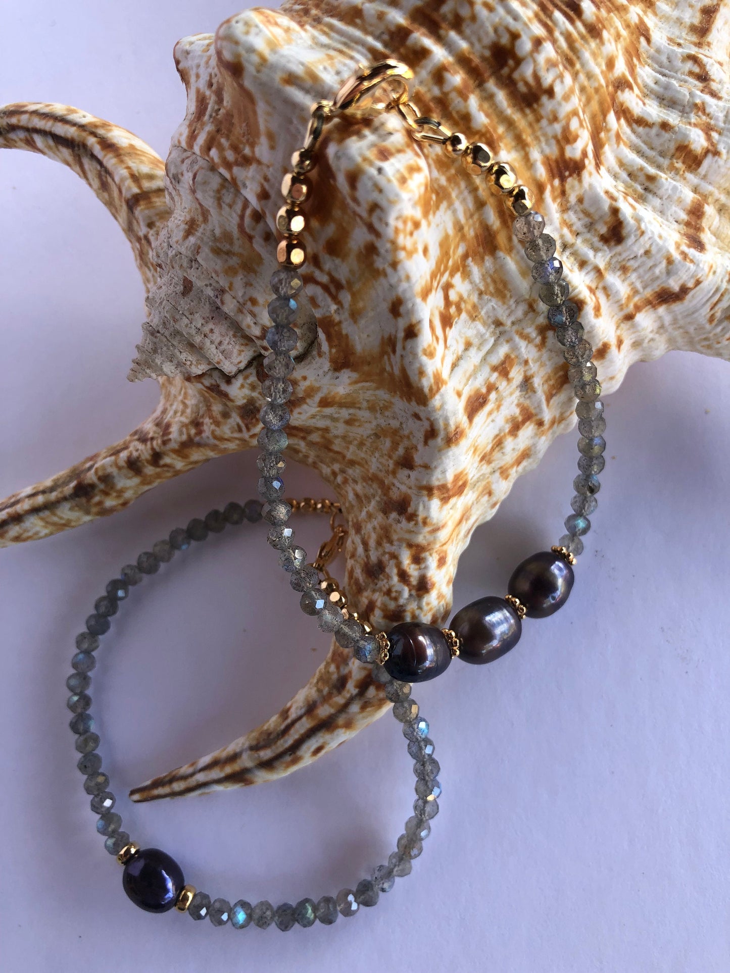 Sparkling Labradorite Highgrade AAA Gemstones and Black Freshwater Pearl Bracelet. 18K GF Clasp and Beads. Handmade.
