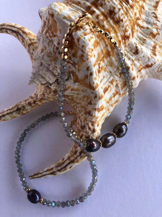 Sparkling Labradorite Highgrade AAA Gemstones and Black Freshwater Pearl Bracelet. 18K GF Clasp and Beads. Handmade.